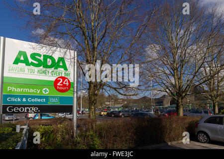 ASDA Supermarkt Kendal außerhalb 24-Stunden-Zeichen Stockfoto