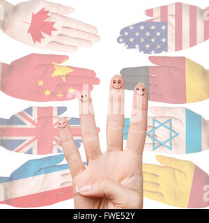 Viele Hände mit verschiedenen Länderflaggen Stockfoto