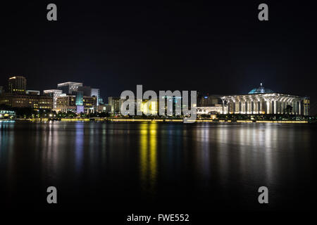 Nachtansicht von Putrajaya Stadt. Putrajaya ist eine geplante Stadt, 25 km südlich von Kuala Lumpur, Malaysia. Stockfoto