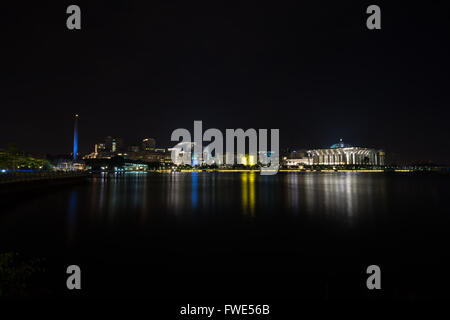 Nachtansicht von Putrajaya Stadt. Putrajaya ist eine geplante Stadt, 25 km südlich von Kuala Lumpur, Malaysia. Stockfoto