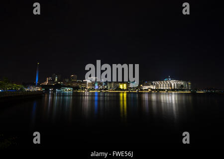 Nachtansicht von Putrajaya Stadt. Putrajaya ist eine geplante Stadt, 25 km südlich von Kuala Lumpur, Malaysia. Stockfoto