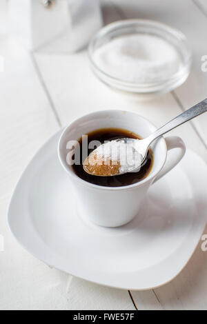 Kaffee-Obertasse Detail und Teelöffel. Kaffeetasse mit Zucker gießen. Stockfoto