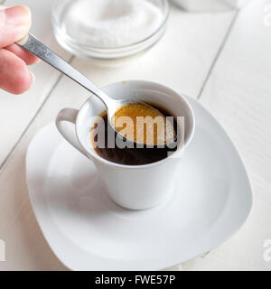 Kaffee-Obertasse Detail und Teelöffel. Kaffeetasse mit Zucker gießen. Stockfoto