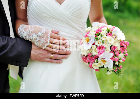 Hochzeit Blumenstrauß statt von einer Braut Stockfoto