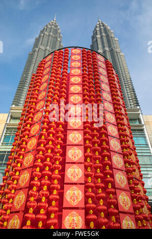 Rote Laternen oder 'Tanglung' vor Kuala Lumpur City Centre Mall als Teil des chinesischen Neujahrsfest. Stockfoto
