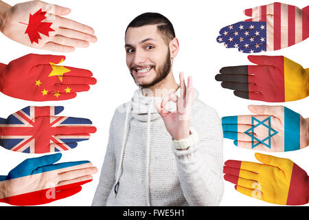 Mann und viele Hände mit verschiedenen Flaggen Stockfoto