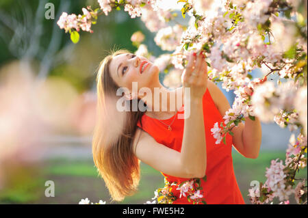 Schöner Frühling Mädchen mit Blumen Stockfoto