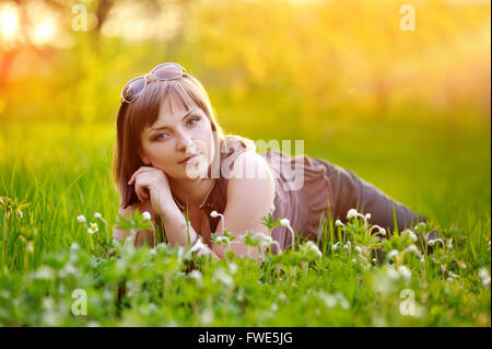 schöne Mädchen auf die Natur in der Nähe von blühenden Bäumen Stockfoto