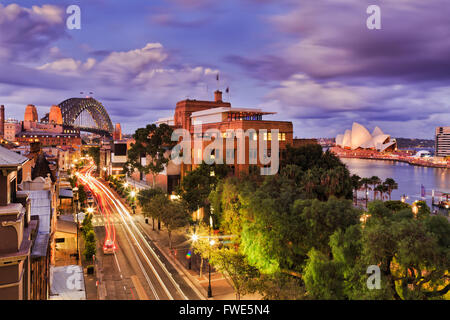 Erhöhten Luftaufnahme des historischen Viertel The Rocks in Sydney CBD als Sonnenuntergang als helle Lichter Straßen der Stadt und Land beleuchten Stockfoto