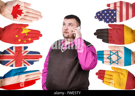 Geschäftsmann und viele Hände mit verschiedenen Flaggen Stockfoto