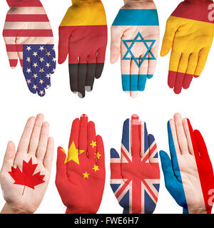Viele Hände mit verschiedenen Länderflaggen Stockfoto