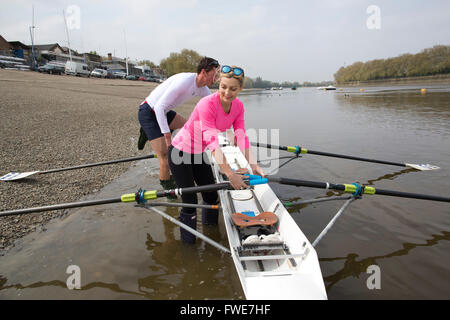 Applying Frau vorbereiten Rudern Lektion auf der Themse in Putney, Südwesten von London, England, UK Stockfoto