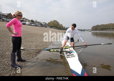 Applying Frau vorbereiten Rudern Lektion auf der Themse in Putney, Südwesten von London, England, UK Stockfoto