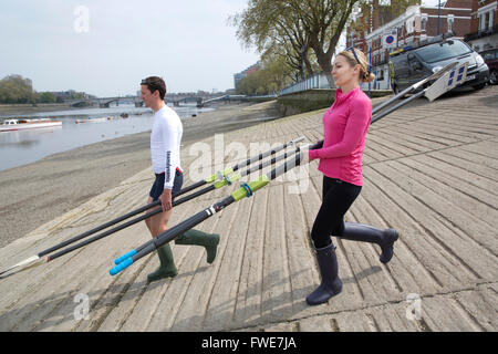 Applying Frau vorbereiten Rudern Lektion auf der Themse in Putney, Südwesten von London, England, UK Stockfoto