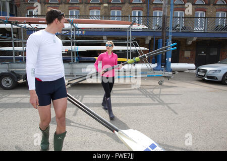 Applying Frau vorbereiten Rudern Lektion auf der Themse in Putney, Südwesten von London, England, UK Stockfoto