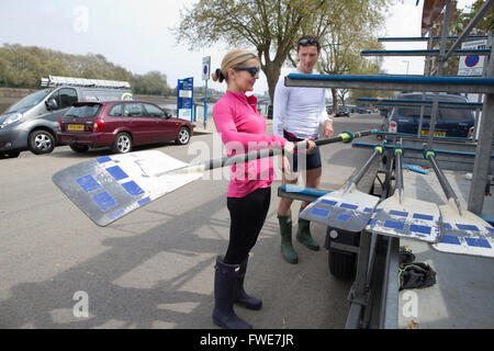 Applying Frau vorbereiten Rudern Lektion auf der Themse in Putney, Südwesten von London, England, UK Stockfoto