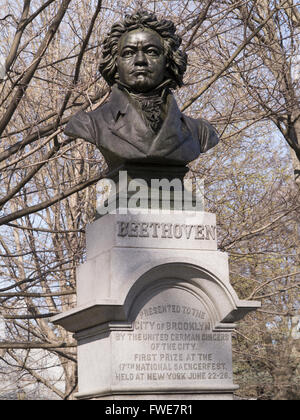 Die Bronzebüste des weltweit renommierten deutschen Komponisten Ludwig van Beethoven (1770 – 1827) wurde von der deutsch-US-amerikanischer Bildhauer Henry Baerer (1837 – 1908) erstellt. Im Jahre 1894 im Prospect Park Konzert Hain gewidmet, ist die Statue eines von sieben in der unmittelbaren Umgebung, darunter Wolfgang Amadeus Mozart, Karl Maria Von Weber, Edward Grieg, Washington Irving, Abraham Lincoln und Thomas Moore. Stockfoto