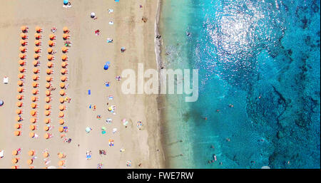 LUFT. Sommerstrand mit Menschen und Türkis Meerwasser aus Top Sicht Stockfoto