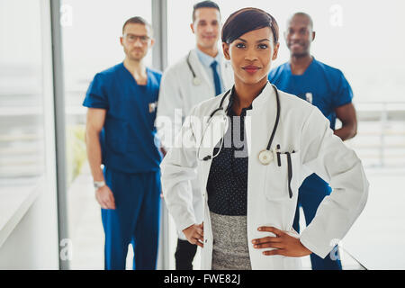 Schwarze weibliche behandelnden Arzt im Krankenhaus, führende Ärzteteam Om Ärzte und Chirurgen Stockfoto