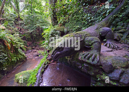 Comodo Dragon Statue, Heiligen Frühling Tempel, Sacred Monkey Forest, Ubud, Bali, Indonesien Stockfoto