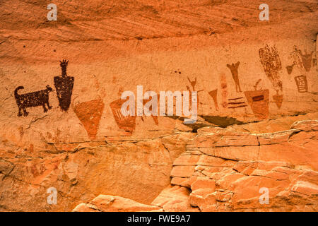 Barrier Canyon Style Piktogramme am Horseshoe Shelter, Horseshoe Canyon, Canyonlands National Park, Utah, USA Stockfoto