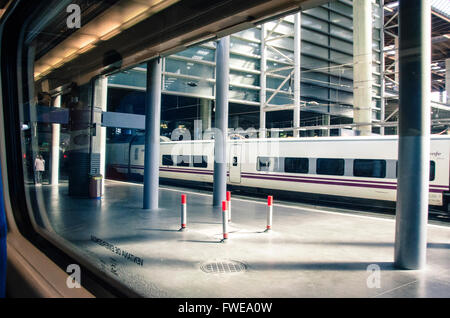 Madrid Atocha ist der größte Bahnhof in Madrid. Es ist die primäre Station dient Pendelzüge (Cercanías), intercity Stockfoto