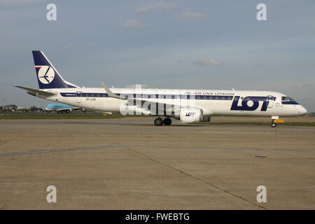 VIELE POLNISCHE EMBRAER 195 Stockfoto