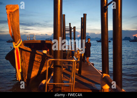 Six Senses Resort, Koh Yao Noi, Bucht von Phang Nga, Thailand, Asien. Boot im Hafen warten für Sunrise Picknick-Frühstück auf eine des Stockfoto