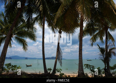 Einer der Strände von Ko Yao Noi. Thailändischen Inseln im Ao Phang-Nga Marine National Park, in der Andamanensee, in der Nähe von Phuket und Koh Stockfoto