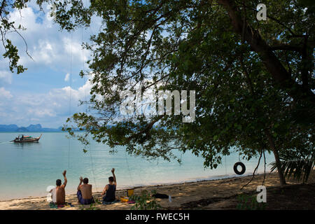 Einer der Strände von Ko Yao Noi. Freunde am Paradise Beach. Thailändischen Inseln im Ao Phang-Nga Marine Nationalpark, in dem Andam Stockfoto