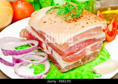 geräucherter Speck auf einem Teller mit Gemüse Stockfoto