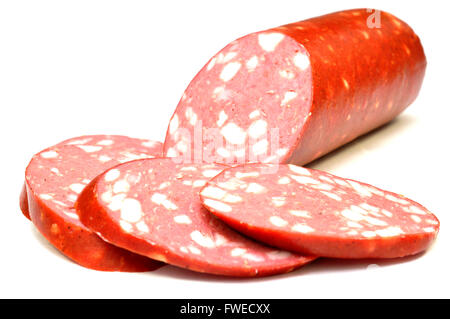 Cervelat, geräucherte Wurst über weiß Stockfoto