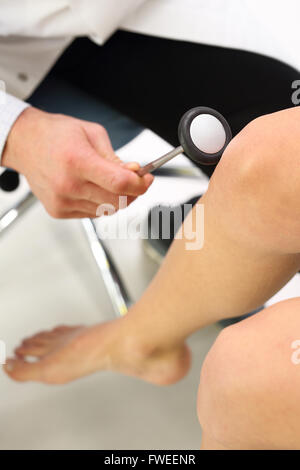 Neurochirurg. Orthopädischer Chirurg untersuchen des Knie-Reflexes. Der Arzt prüft den physiologischen Reflex, der Test-Hammer. Stockfoto