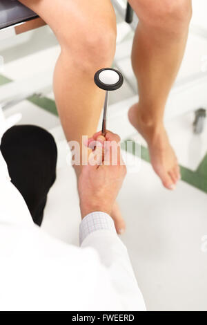 Neurochirurg. Orthopädischer Chirurg untersuchen des Knie-Reflexes. Der Arzt prüft den physiologischen Reflex, der Test-Hammer. Stockfoto