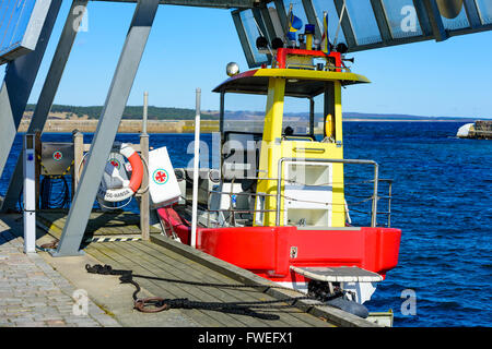 Kivik, Schweden - 1. April 2016: Der schwedische Sea Rescue Society Such- und Rettungsaktionen Boot vertäut beziehungsweise gehisst unter einem Tierheim in Stockfoto