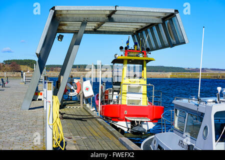 Kivik, Schweden - 1. April 2016: Der schwedische Sea Rescue Society Such- und Rettungsaktionen Boot vertäut beziehungsweise gehisst unter einem Tierheim in Stockfoto