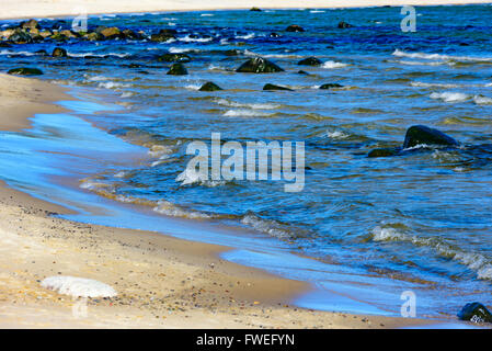 Der Wind peitscht, einige weiße am Meer an der sandigen Küstenabschnitt. Stockfoto