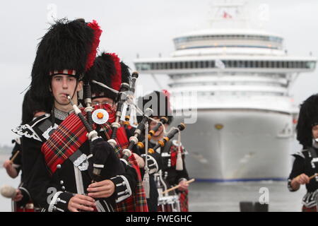 Pipers spielen vor Kreuzfahrtschiff Andocken in Edinburgh Stockfoto