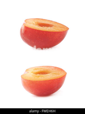 Schneiden Sie offene Pflaume Hälfte isoliert Stockfoto