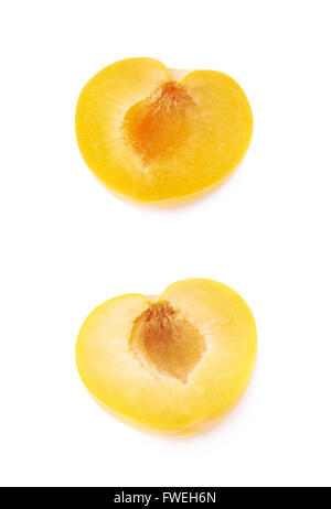 Schneiden Sie offene Pflaume Hälfte isoliert Stockfoto