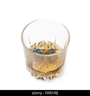 Glas Becher gefüllt mit Whisky Stockfoto