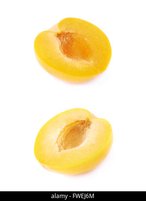 Schneiden Sie offene Pflaume Hälfte isoliert Stockfoto