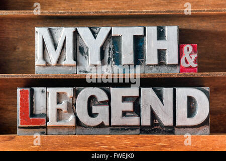 Mythen und Legenden Worte aus metallischen Buchdruck auf Tablett aus Holz hergestellt Stockfoto