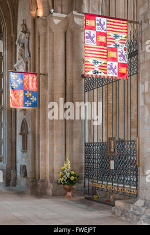 Royal flags (von England und Kastilien & Leon) über dem Grab der Königin Catherine (von Aragon) die erste Gemahlin von König Heinrich VIII. Stockfoto