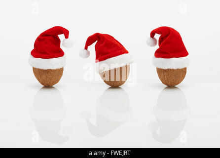 Kokosnüsse mit Weihnachtsmützen Stockfoto