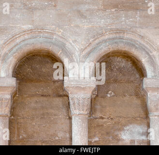 paar der normannischen Stil wölbt sich an der christlichen Kathedrale von St. Peter, St. Paul und St. Andrew in Peterborough. Stockfoto