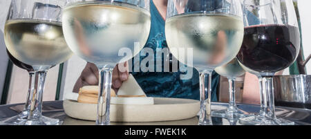 Tourist versucht, lokale Weine und Käse in der Bodega. La Geria, Lanzarote, Kanarische Inseln, Spanien Stockfoto