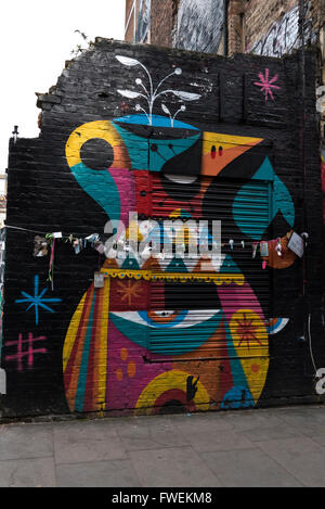 Schöne Straße Kunst Graffiti mit abstrakten Wandbilder in London, England, Vereinigtes Königreich. Stockfoto