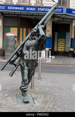 Ein Fenster Reiniger Skulptur von Allan Sly außerhalb der u-Bahnstation Edgware in London, Vereinigtes Königreich. Stockfoto