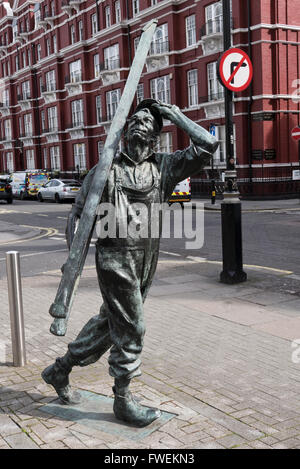 Ein Fenster Reiniger Skulptur von Allan Sly außerhalb der u-Bahnstation Edgware in London, Vereinigtes Königreich. Stockfoto